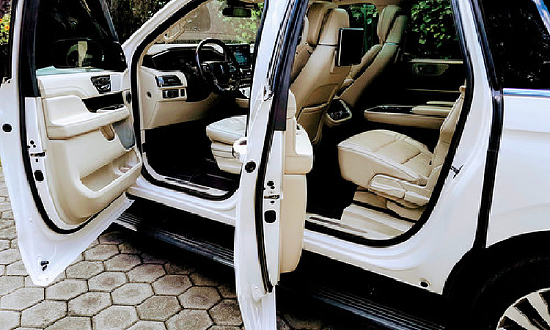 Lincoln Navigator 3....