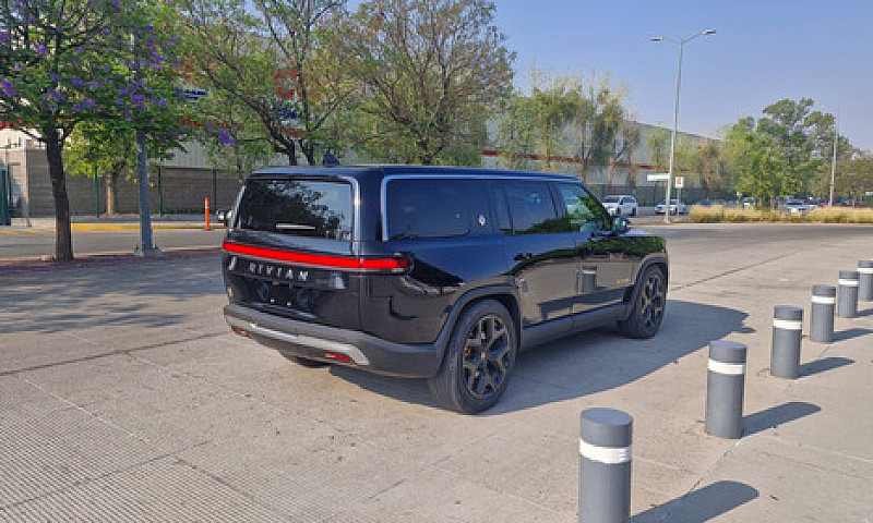 Rivian R1S 2023...