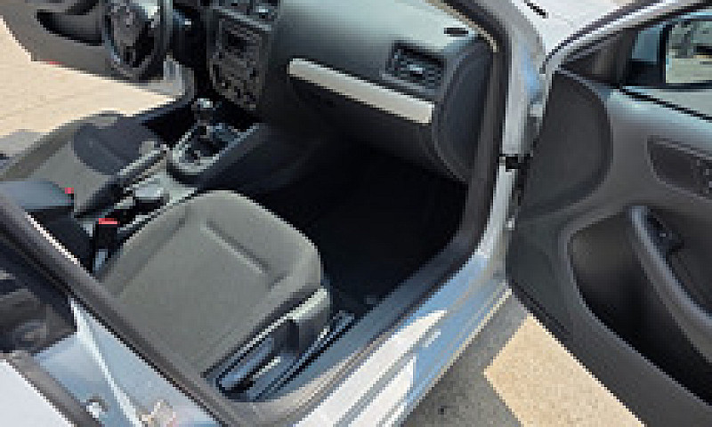Volkswagen Jetta 2.5...