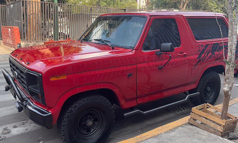 Ford Bronco Xlt...