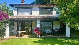 Casa En Condominio Con Alberca, Cancha De Tenis, Jardines. Excelente Ubicación