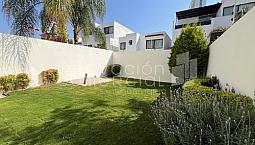 Casa En Venta En Santa Fe Juriquilla Con Vigilancia Con Amplio Jardín.
