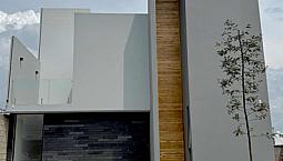 Casa Minimalista Con Espacios Amplios Y Totalmente Equipada