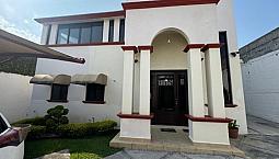 Casa En Venta Con Alberca Y Amplio Salón De Usos Múltiples: Privada El Uro.