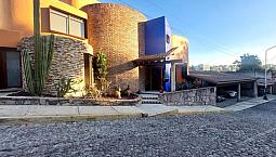 Casa En Calle Cerrada En Lomas Hipódromo