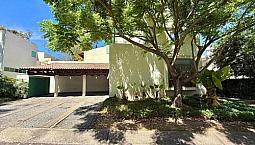 Amplia Residencia En Venta En Coto Versalles En Valle Real