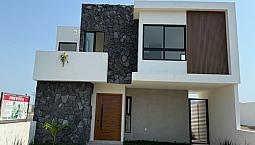 Estrena Casa Con Recámara En Planta Baja, Amplios Espacion 3 Recámaras Cada Una Con Baño. Casa Club Con Alberca.