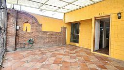 Casa De 3 Pisos Con Baño En Planta Baja Y Espacios Generosos En Villa Santin