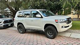 Toyota Land Cruiser 5.7 4X4 At