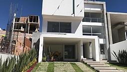 Hermosa Casa  Estilo Minimalista  En Zona Esmeralda