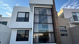 Casa En Venta A Desnivel Con Acabados De Lujo En Real De Juriquilla, Queretaro