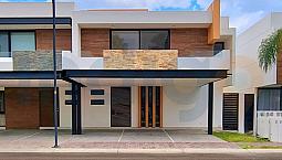 Casa En Venta En Corregidora, Cuatro Recamaras