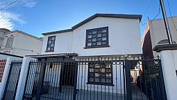 Casa Amplia En Zona Residencial