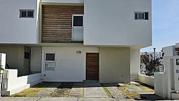 Casa En Venta En Juriquilla Con Cuarto De Servicio Dentro Del Condominio Alenas