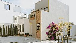 Hermosa Casa Con Amplio Jardín En Clúster Privado Con Amenidades
