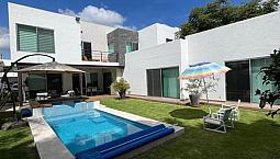 Lujosa Y Amplia Casa Con Alberca Y Jacuzzi En Juriquilla, 4 Recámaras Una En Pb