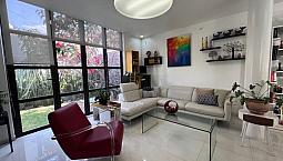 Ámplia Casa De Diseño En Excelente Ubicación.