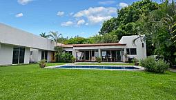 Residencia En Venta En Un Solo Nivel En Palmira, Cuernavaca Morelos.