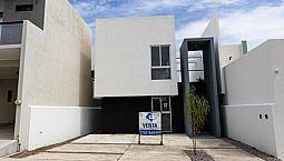 Casa Con Recamara En Primer Piso En Venta Lomas De La Rioja