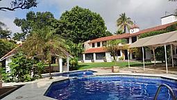 Venta De Casa En Zona Dorada Con Espectacular Jardín