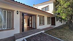 Oportunidad En Jurica, Casa De 1 Planta Con Departamento Independiente