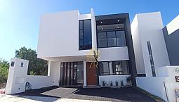 Casa De Autor En Zibata Con Recámara En Planta Baja Y Roof Top